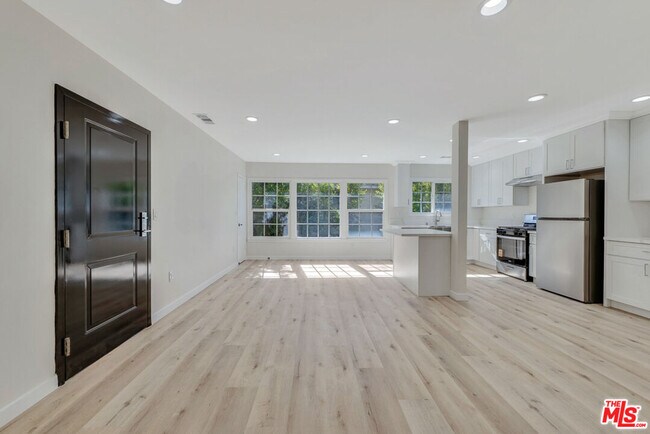 Primary Photo - 853 S Bedford St