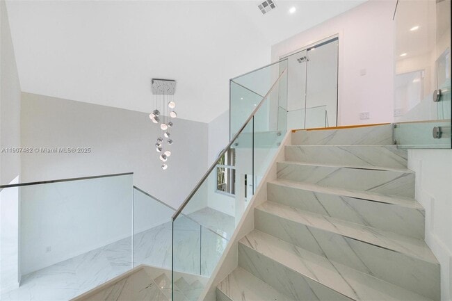 Building Photo - 242 Palm Ave