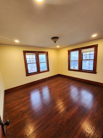 Room 1 - 1638 Alpine Ave NW