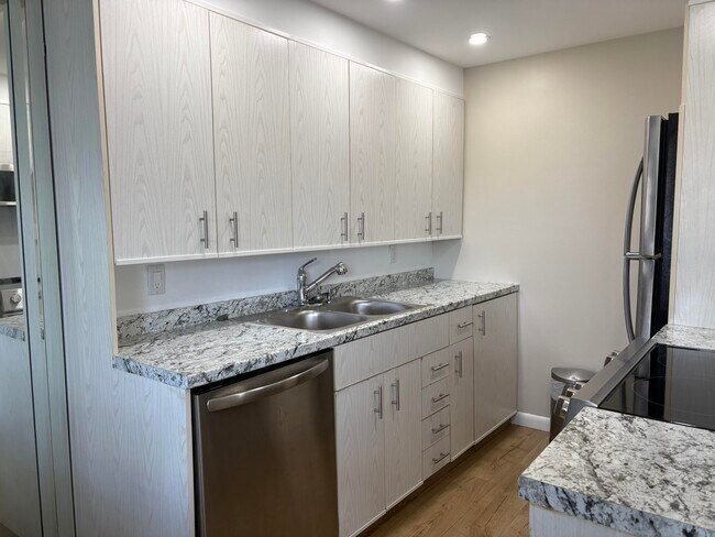 Building Photo - 3082 Cornwall E