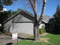 Building Photo - 3 Bedroom close to PV High School