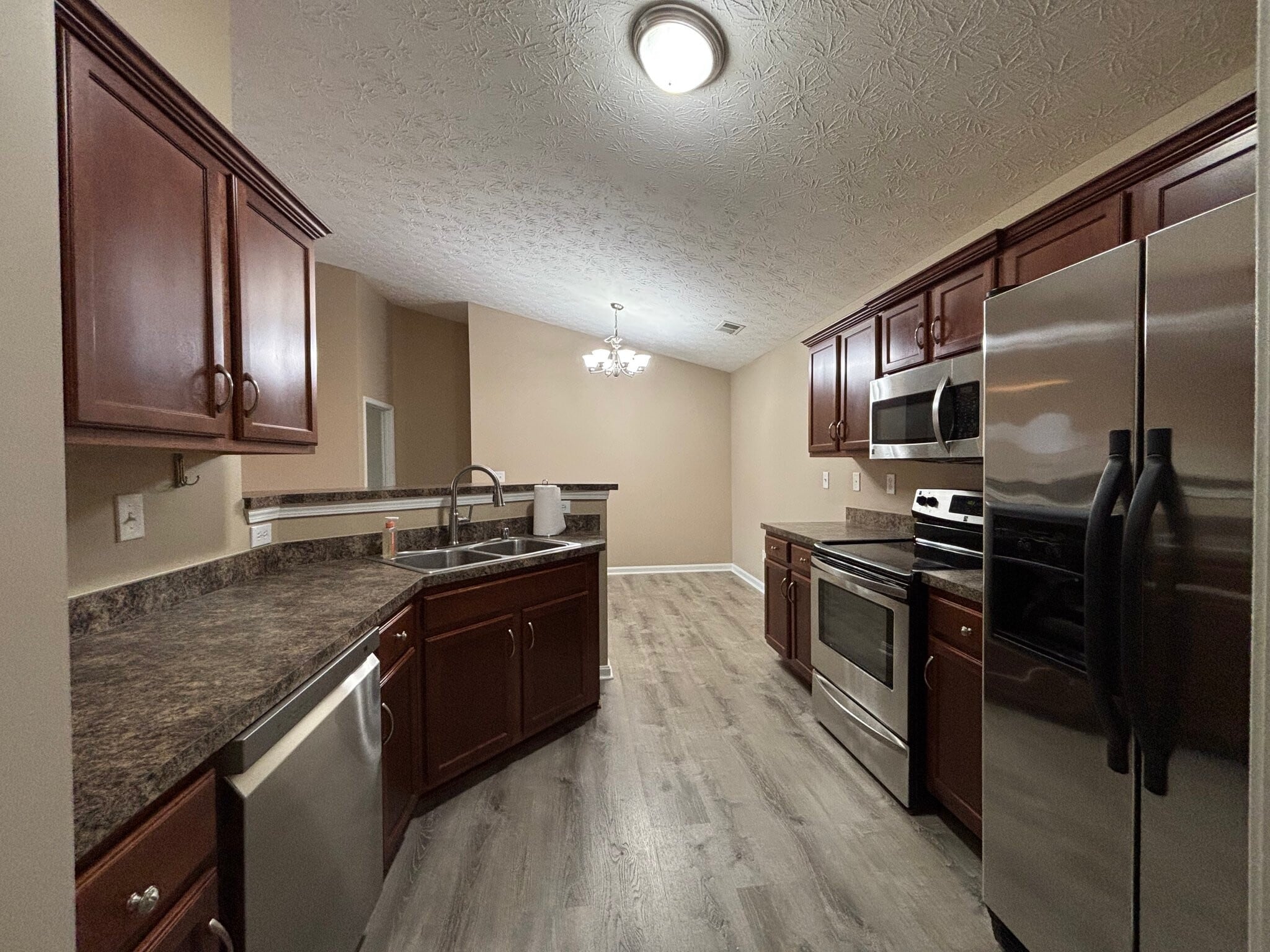 Building Photo - 9400 Clubview Dr