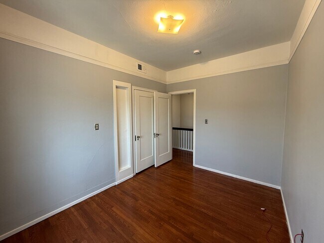 Building Photo - Beautiful 2 bedroom 1 bathroom upstairs ap...