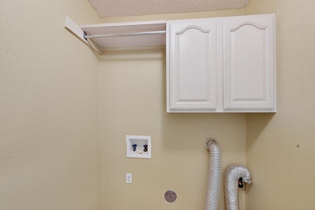 Building Photo - 6017 Ojo De Agua Dr