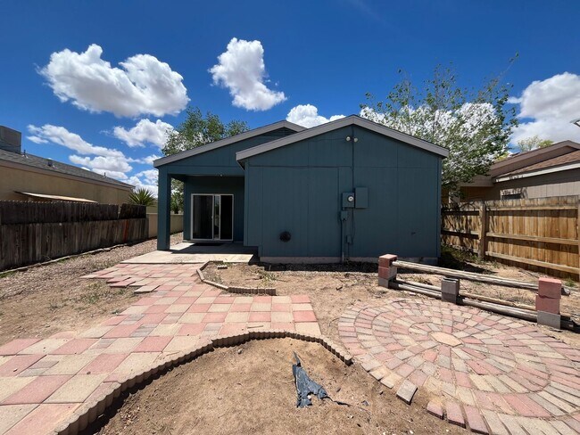 Building Photo - Cute 3 Bedroom 2 Bathroom Home In Rio Rancho!