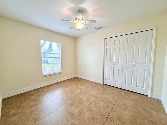 Building Photo - Centrally Located 3 Bedroom 2 Bath 1 Car Garage Duplex- Lawn service and washer and dryer is incl...