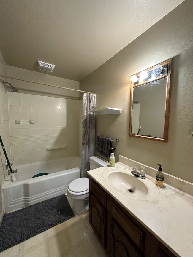 Building Photo - 4 Bed 2 Bath close to UWEC and downtown! A...