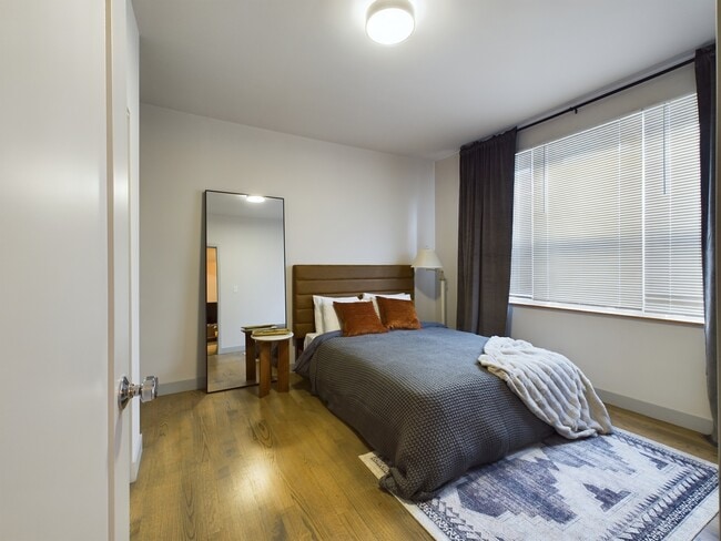 Building Photo - 2439 W Walton St