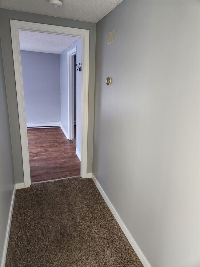 Building Photo - 7 Western Ave