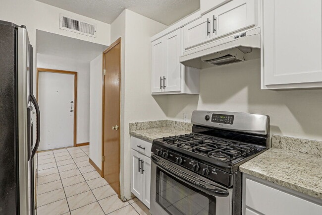 Building Photo - "Charming 3-Bedroom Retreat with 2 Full Baths