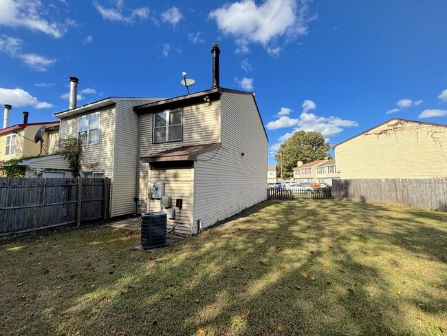 Building Photo - LOVELY END-UNIT TOWNHOME IN CHURCHLAND ARE...