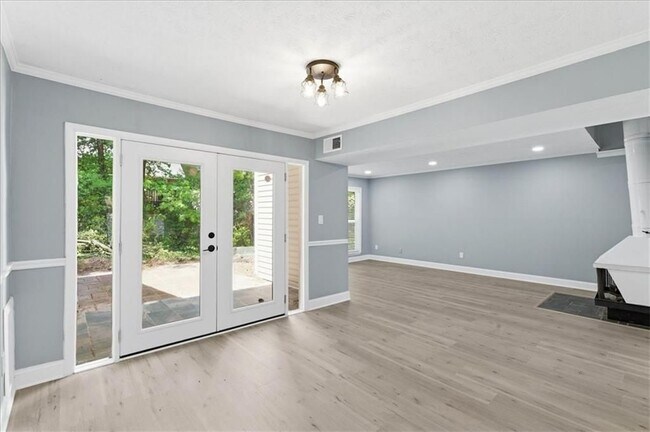 Building Photo - 2696 Greentree Dr SE