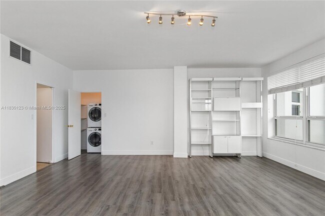 Building Photo - 4925 Collins Ave