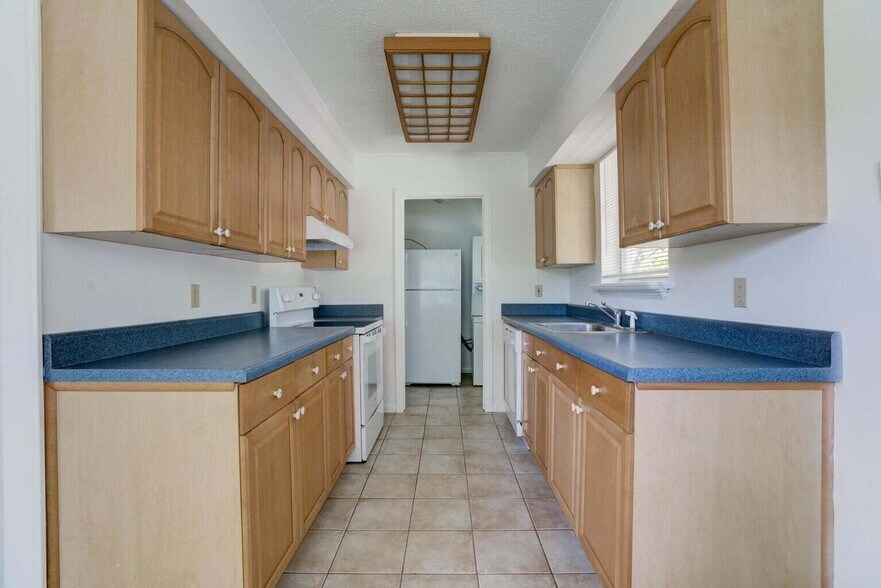 Building Photo - 700 N Hepburn Ave