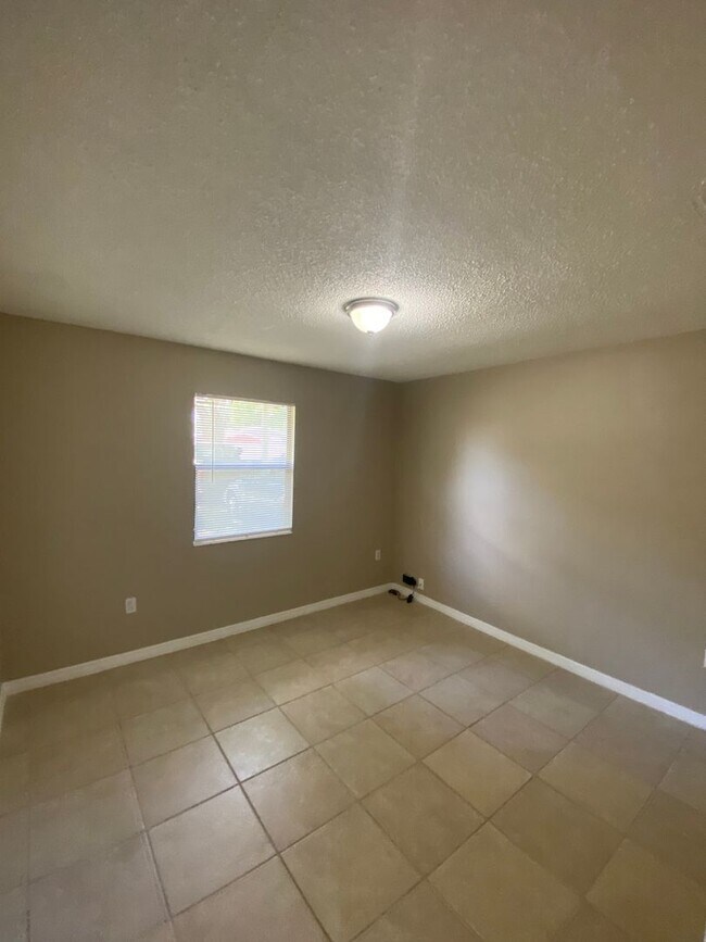 Building Photo - RANCH STYLE 3 BEDROOM 2 BATH  - NEAR USF & BUSCH GARDENS