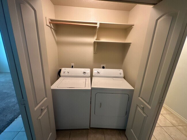 Building Photo - 2 BED 2 BATH TOWNHOME ON SHUTTLE ROUTE NEAR CAMPUS -  WITH POOL!