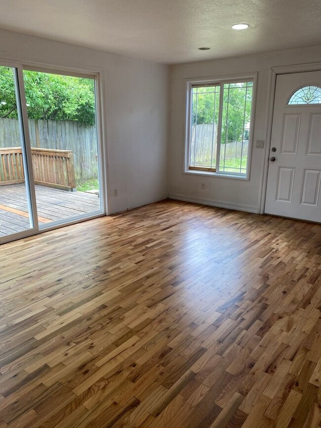Building Photo - 4 bed 1 bath