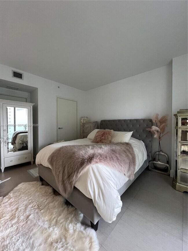 Building Photo - 1300 Brickell Bay Dr