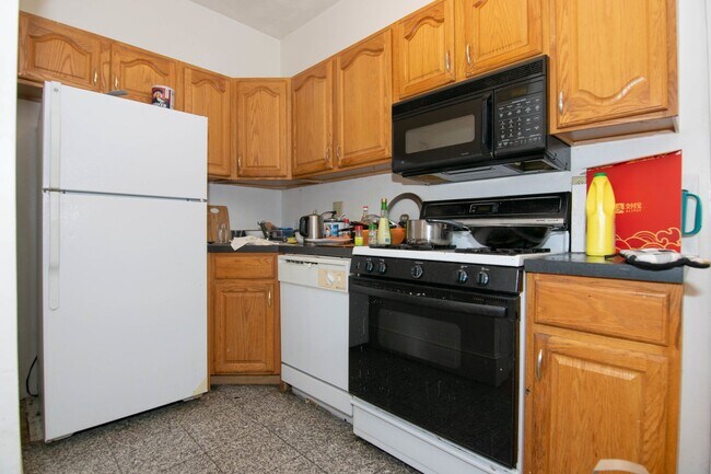 Building Photo - Allston 3 Bed – Heat & Hot Water Included – On Green Line – 6/1 Move-In