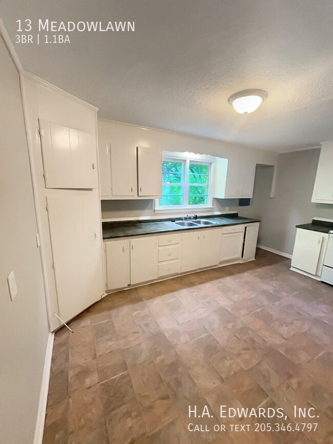 Building Photo - 13 Meadowlawn-