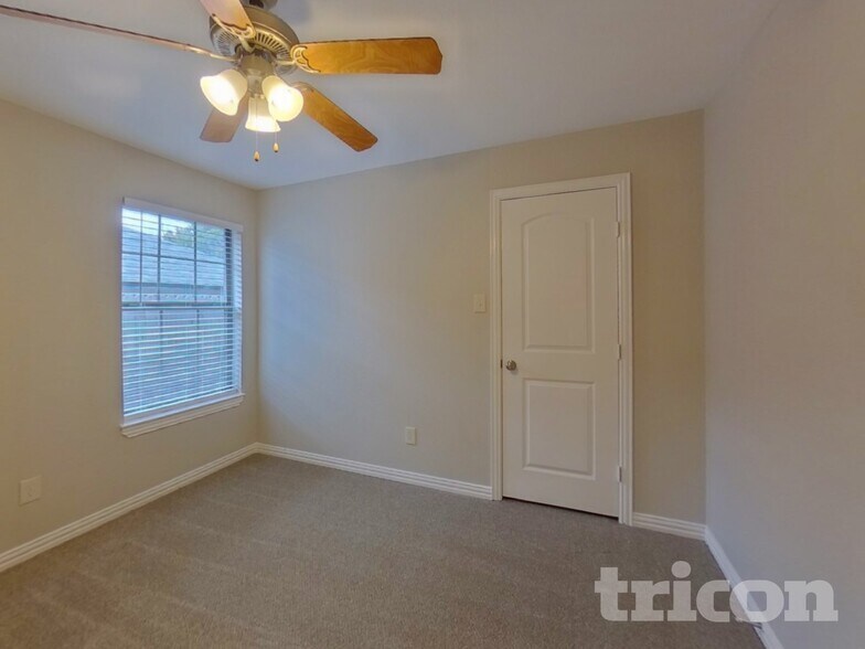 Building Photo - 804 Rambling Ct