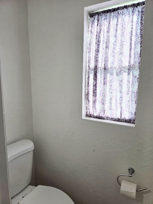 Building Photo - 2 bedroom, 1.5 bath home with 1 car garage