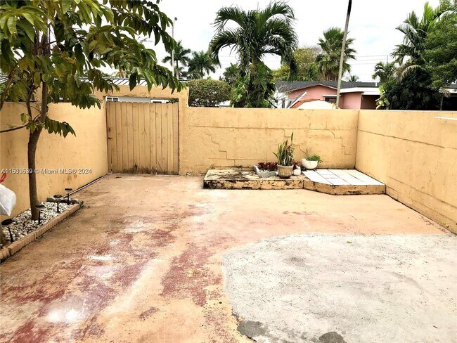 Building Photo - 9633 SW 20th Terrace