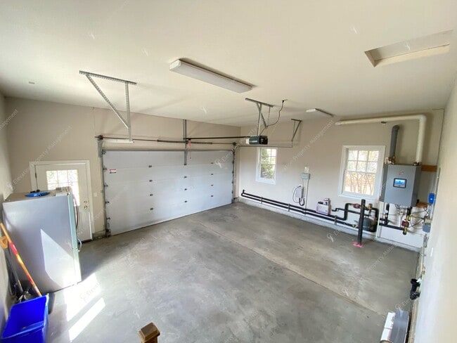 Building Photo - Luxury Living with Unmatched Cascade Views...