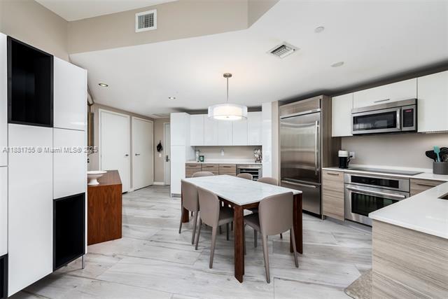 Building Photo - 1300 Brickell Bay Dr