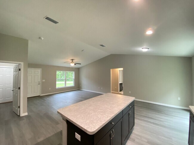 Building Photo - Custom Home - Desirable SW Ocala Neighborhood 3/2/2 **Won't Last**