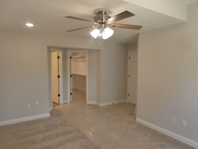 Building Photo - 3 Bedroom 2 Bathroom in South