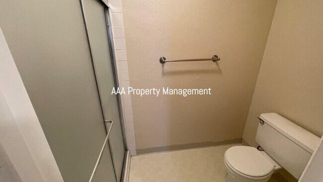Building Photo - Beautiful 4 bedroom 2.5 bath townhome w/ v...