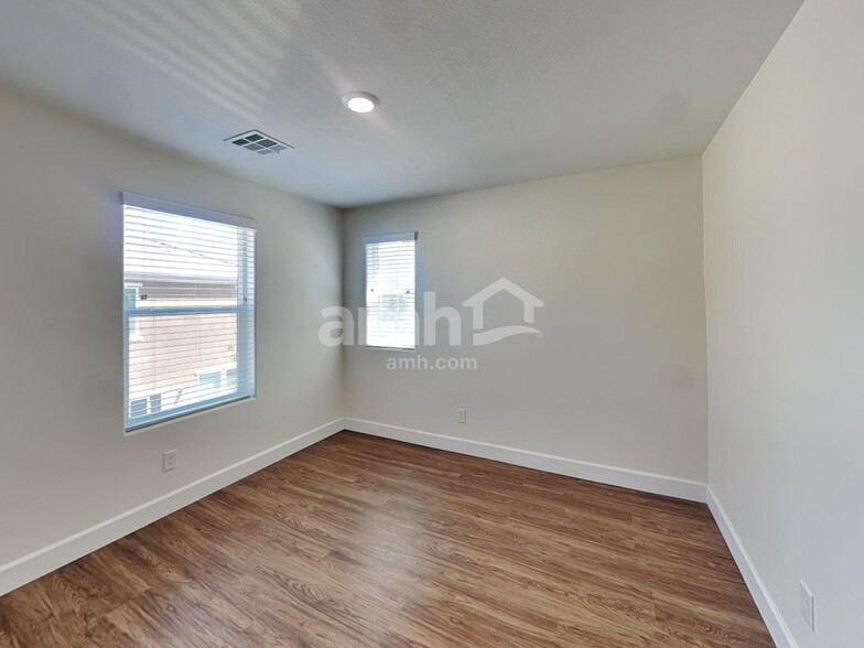 Building Photo - 9284 S Park St