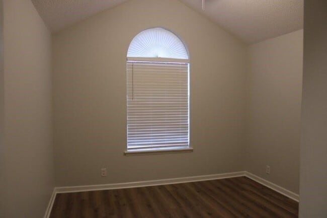 Building Photo - 110 Sandalwood Dr