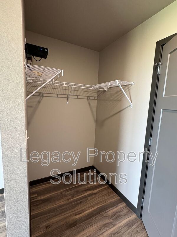 Building Photo - 226 E Greenfield Ln