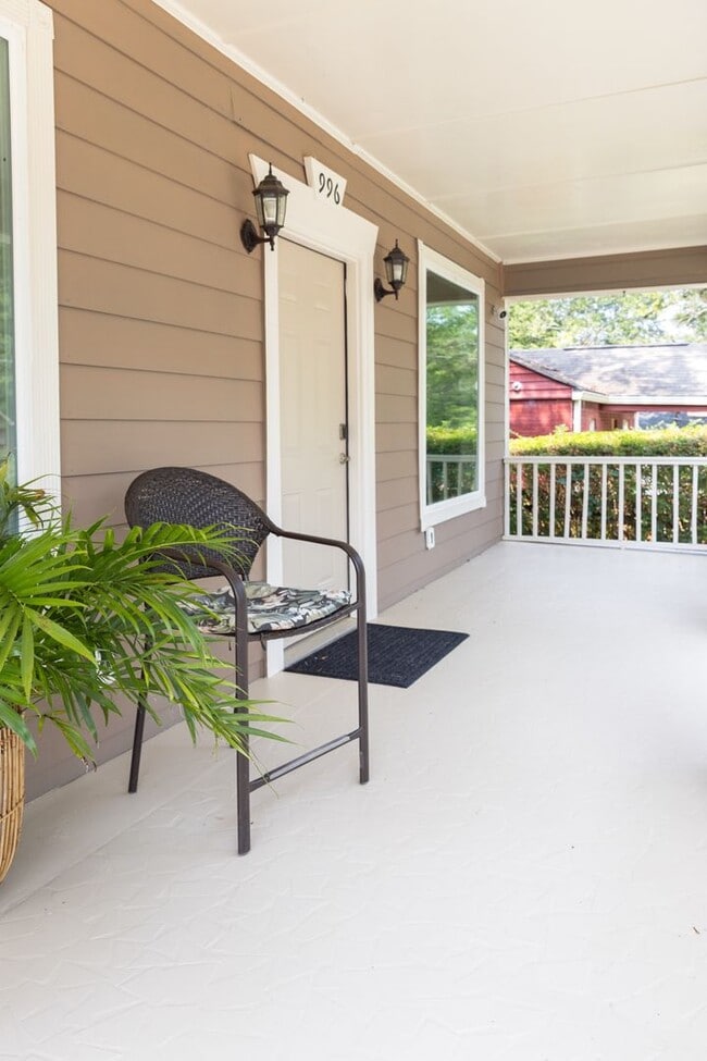 Building Photo - Spacious 4/3.5 w/ Master on Main and Fully...