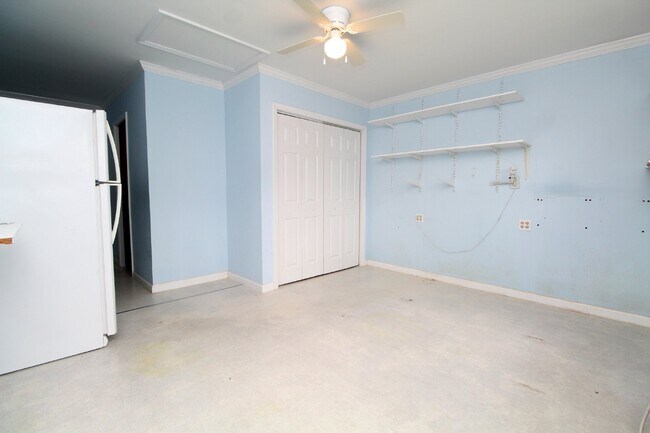 Building Photo - Spacious 4BR Home with Bonus Studio, Sunro...