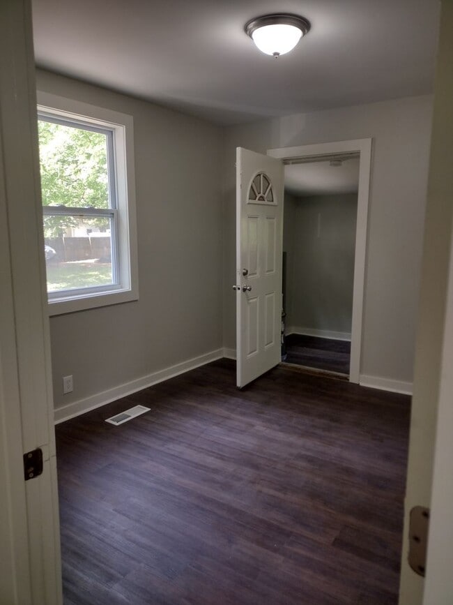 Building Photo - 2 Bedroom House