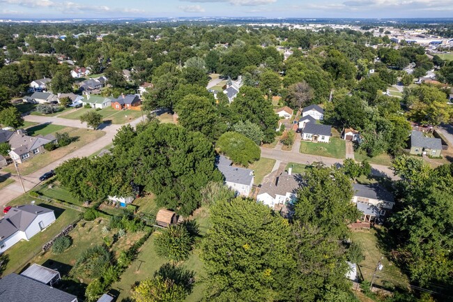 Building Photo - Adorable Home in the Heart of Midtown!