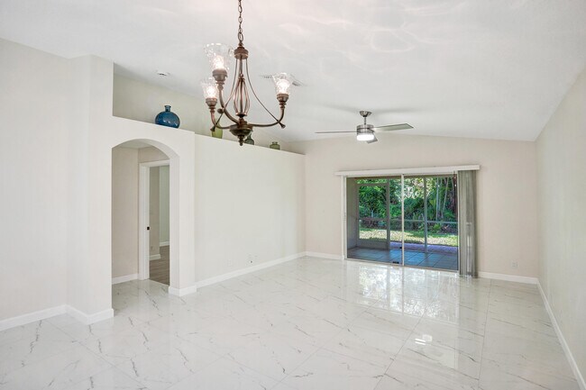 Building Photo - 5033 S La Sedona Cir