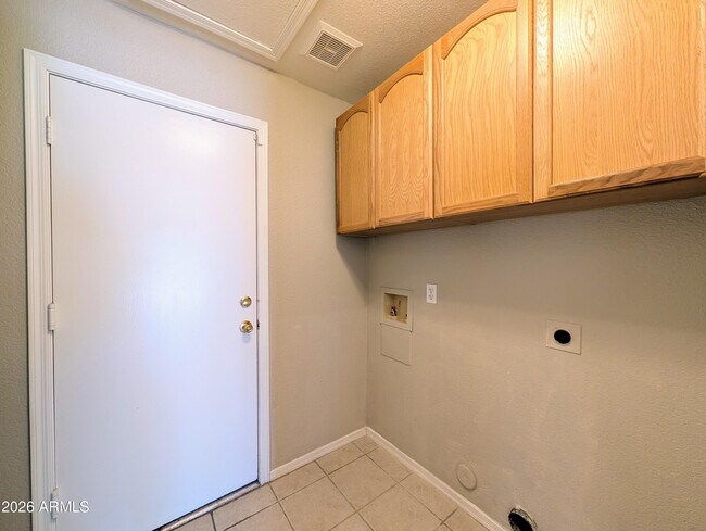 Building Photo - 8639 W Fullam St