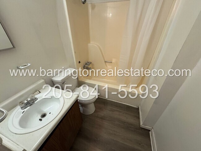 Building Photo - 1120 Hall St