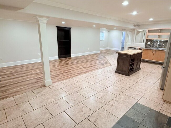 Building Photo - 740 Brookline Dr SE