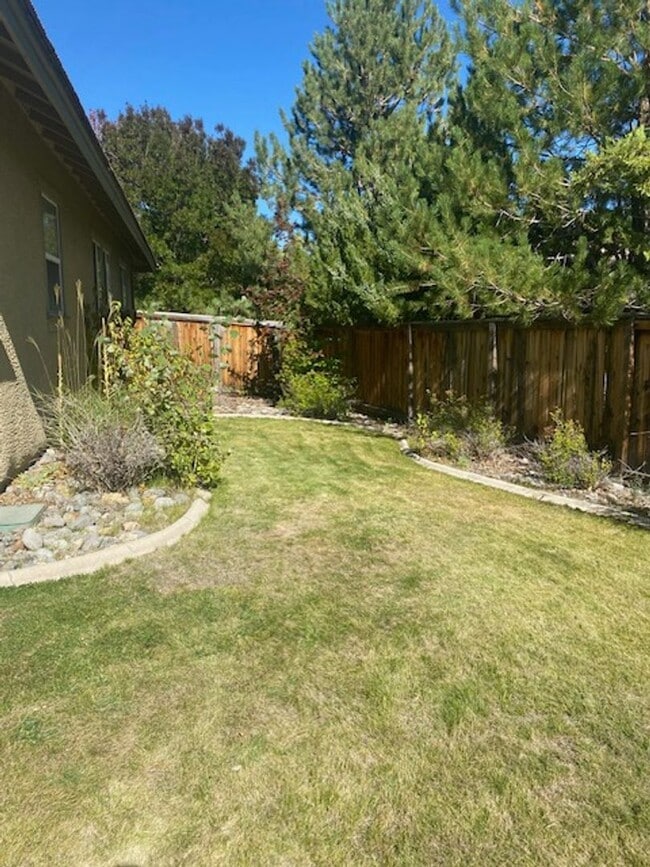 Building Photo - Sweet, perfect 10 located in Caughlin Ranc...