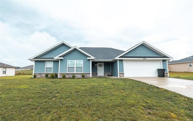 Primary Photo - Fenced home close to post!