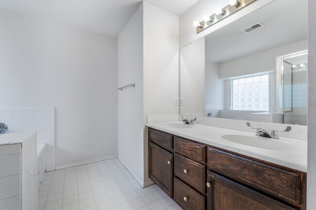 Building Photo - 5700 SE 87th St