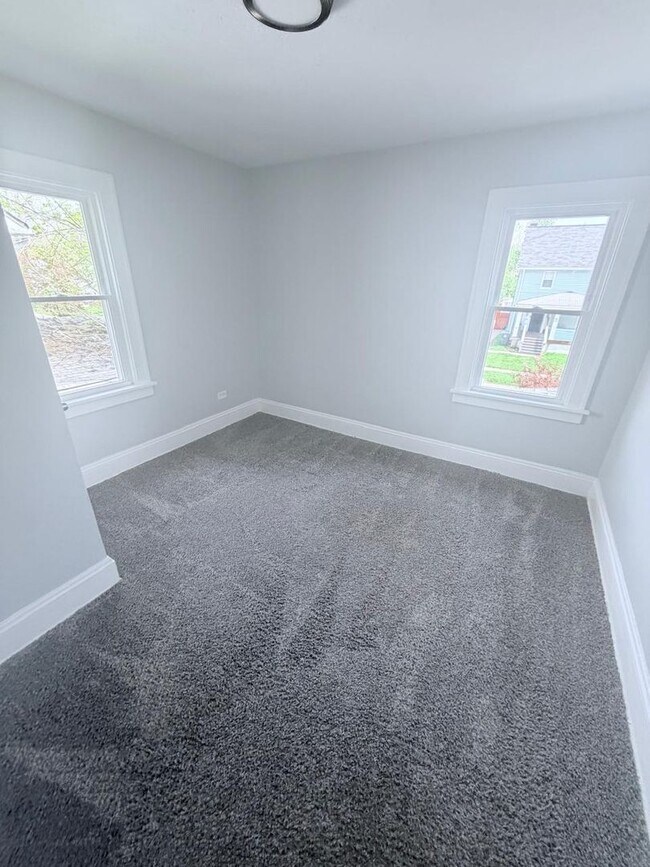 Building Photo - Gorgeous 4 bd, 1.5 bth Cleveland Heights Stunner!
