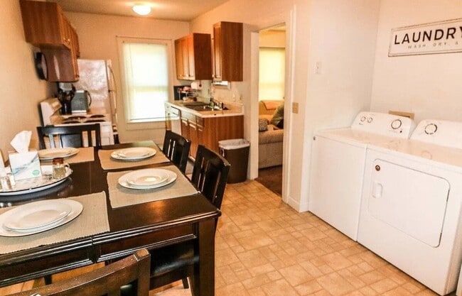 Building Photo - Prime Location 4 Bed Duplex