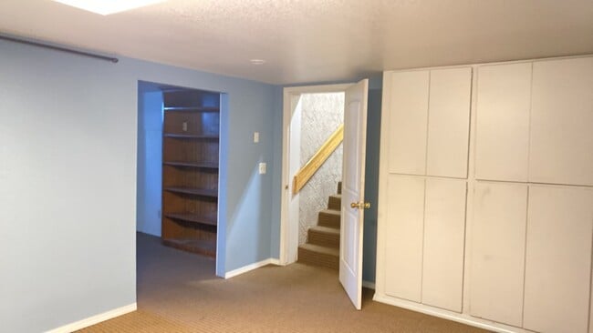 Building Photo - Cozy Farmhouse