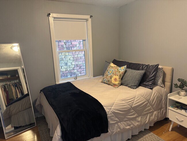 Building Photo - South Boston 2 Bed – Renovated – Pet Friendly – Hardwood Floors – 9/1